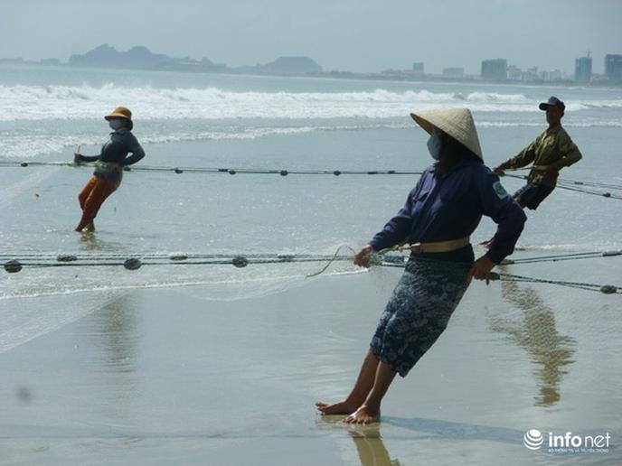 Phân tích nhân vật người đàn bà hàng chài trong "Chiếc thuyền ngoài xa" của Nguyễn Minh Châu